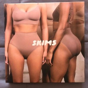 SKIMS Sculpting mid waist brief in clay (L/XL)